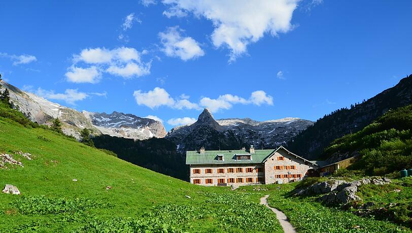 Das Bild trügt: Im Kärlingerhaus am Funtensee geht es oft ganz schön zu. Im Jahr übernachten hier fast 12 000 Menschen. Das Bild trügt: Im Kärlingerhaus am Funtensee geht es oft ganz schön zu. Im Jahr übernachten hier fast 12 000 Menschen.