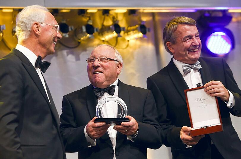 DFB-Präsident Wolfgang Niersbach könnt Uwe Seeler die Auszeichnung.