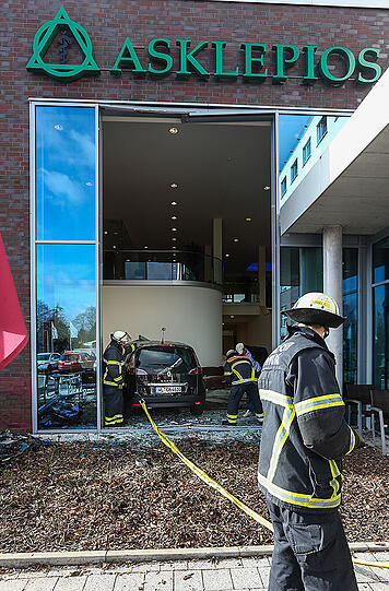 Das Auto krachte in die Glasscheibe einer Hamburger Klinik. Neun Personen wurden verletzt.
