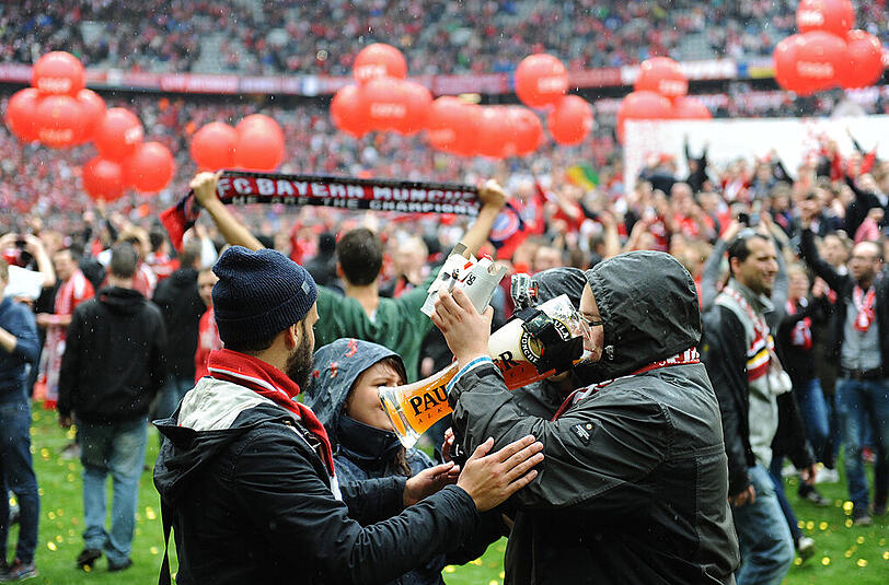 Bayern-Fans stürmen während der Meisterfeier den Rasen. Wie gefährlich war diese Aktion für die Spieler?