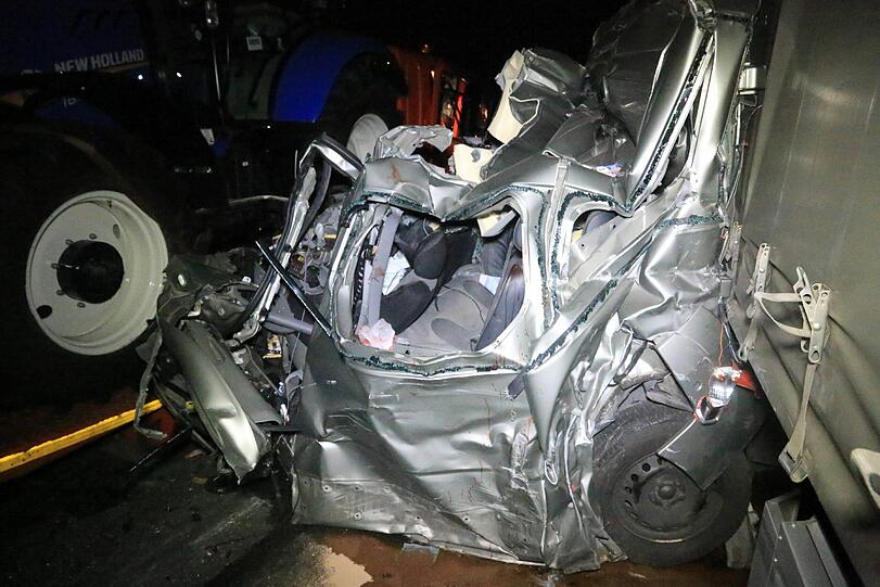 Es grenzt an ein Wunder, dass der Fahrer des Transporters diesen Unfall überlebt hat.