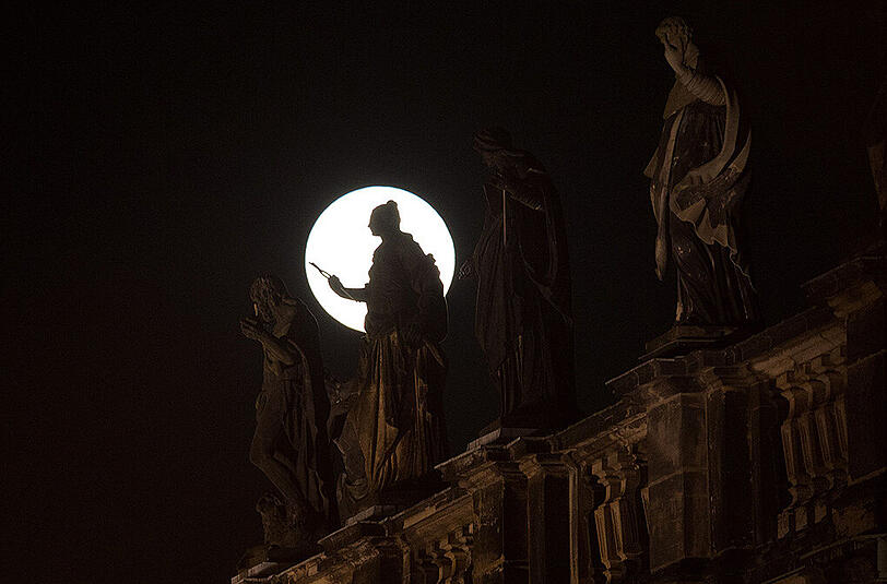 Der Supermond, hier fotografiert in Dresden.