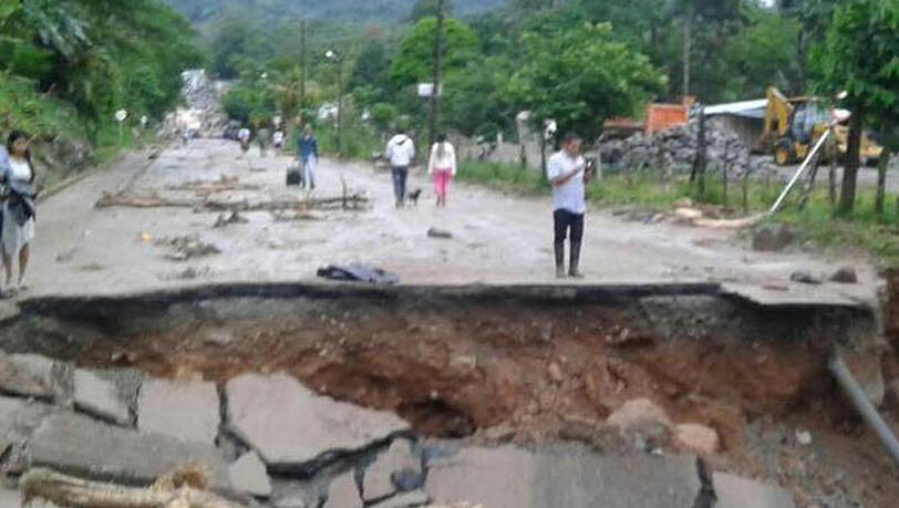 Eine von den Wassermassen zerstörte Landstraße. Die Flüsse Mocoa, Mulato und Sancoyaco hatten sich zu reißenden Strömen entwickelt. Eine von den Wassermassen zerstörte Landstraße. Die Flüsse Mocoa, Mulato und Sancoyaco hatten sich zu reißenden Strömen entwickelt.