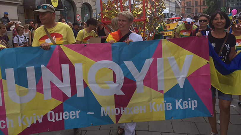 Muniqyiv - Munich Kiew queer: Ein interaktives Herz, an das die Passanten und CSD-Teilnehmer auf Gold- und Silberfolie geschrieben festhielten, wen oder was sie lieben.