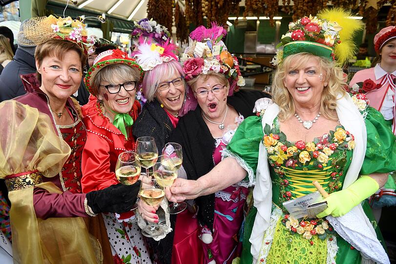 Christl Lang (4.v.l), Leiterin der Marktfrauen, stößt mit ihren Marktfrauen am Faschingsdienstag vor dem Tanz der Marktweiber auf dem Viktualienmarkt an.