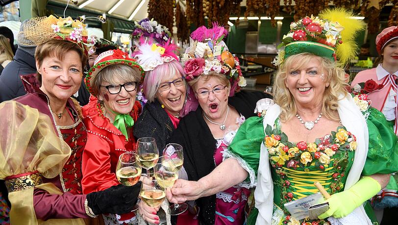 Christl Lang (4.v.l), Leiterin der Marktfrauen, stößt mit ihren Marktfrauen am Faschingsdienstag vor dem Tanz der Marktweiber auf dem Viktualienmarkt an. Christl Lang (4.v.l), Leiterin der Marktfrauen, stößt mit ihren Marktfrauen am Faschingsdienstag vor dem Tanz der Marktweiber auf dem Viktualienmarkt an.