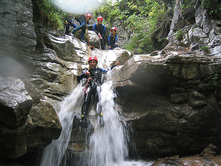 Aktion aus der Geschenkbox: Auch Canyoning-Schnuppertouren werden gerne als Erlebnisgutschein verschenkt.