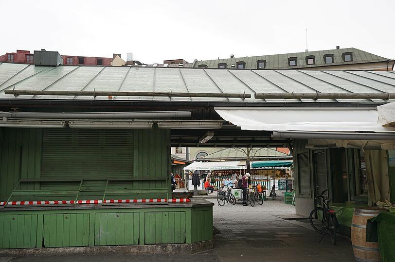 Hier wird ein neuer Betreiber gesucht: das Standl am Viktualienmarkt, unweit des Liesl-Karlstadt-Brunnens.