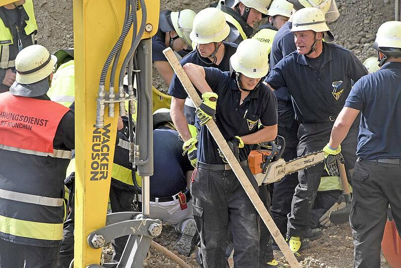 Rund zwei Dutzend Rettungskräfte halfen zusammen, um den Bauarbeiter aus der Baugrube zu befreien - die Bilder der dramatischen Rettung am Donnerstag.