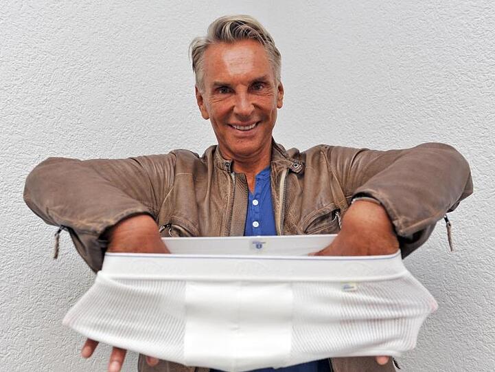 Modemacher Wolfgang Joop 2010 beim Traditions-Wäschehersteller Schiesser.