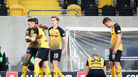 Dynamo Dresden bejubelt den Siegtreffer gegen Duisburg.