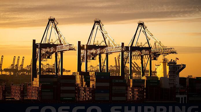 Ein Containerschiff der China Ocean Shipping Company (COSCO) wird am Containerterminal Tollerort der Hamburger Hafen und Logistik AG (HHLA) entladen.