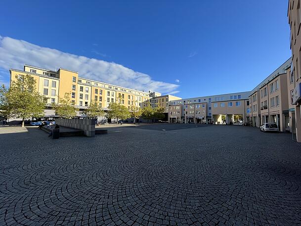 Im Sommer dürfte es auch auf dem Walter-Sedlmayr-Platz in Feldmoching sehr heiß sein. Im Sommer dürfte es auch auf dem Walter-Sedlmayr-Platz in Feldmoching sehr heiß sein.