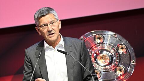 Herbert Hainer, der Präsident des FC Bayern spricht.