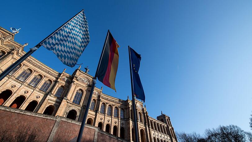 Der Graffiti-Schriftzug am Landtag ist etwa acht Meter lang. (Archivbild)