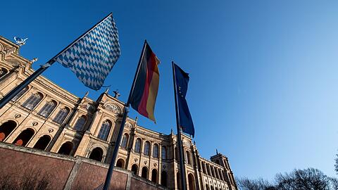 Der Graffiti-Schriftzug am Landtag ist etwa acht Meter lang. (Archivbild)