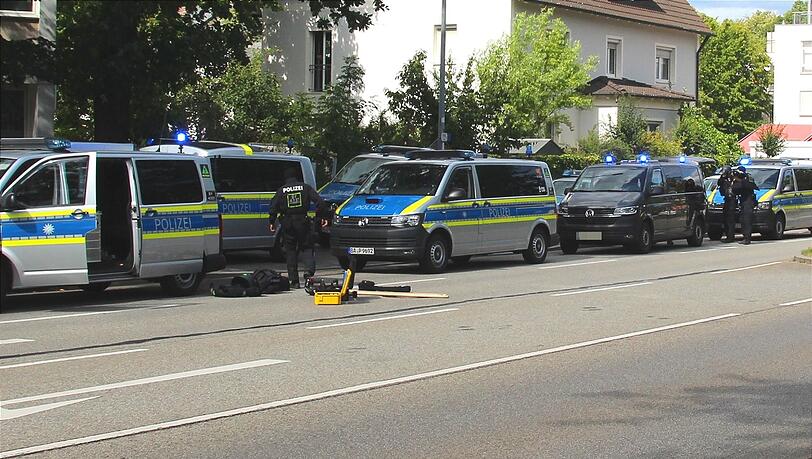 In der Bankfiliale ist ein Mensch lebensbedrohlich verletzt worden. In der Bankfiliale ist ein Mensch lebensbedrohlich verletzt worden.