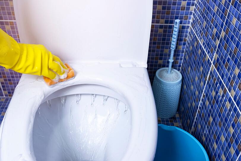 Ein weiterer klassischer Putzfehler ist die sogenannte Kreuzkontamination. Diese kommt zustande, wenn Sie f&uuml;r mehrere zu reinigenden Oberfl&auml;chen ein und denselben Lappen verwenden. Das ist nicht nur unhygienisch, sondern auch ineffektiv, denn Sie verteilen die gerade entfernten Bakterien und Schmutzpartikel einfach an einer anderen Stelle. Besser ist es, den Lappen zwischen den einzelnen Bereichen zu wechseln.