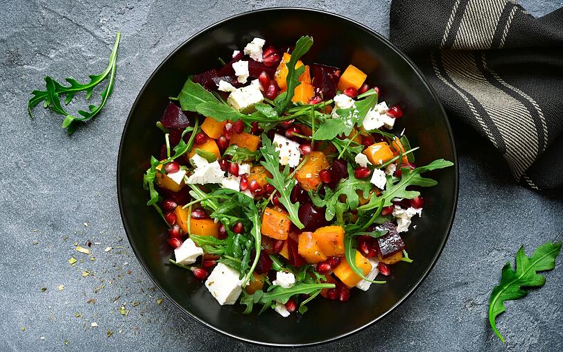 Sie denken bei Salat an grüne Blätter? Das muss nicht so sein, denn auch ein Kürbis kann lecker als Salat schmecken und ist dazu noch sehr nahrhaft. Dabei bietet es sich außerdem an, einen warmen Kürbissalat zuzubereiten oder den Kürbis als Ersatz für Fleisch oder Kartoffeln zu verwenden. Zusammen mit einem Camembert oder Ziegenkäse schmeckt der Kürbis ganz hervorragend. Sie denken bei Salat an grüne Blätter? Das muss nicht so sein, denn auch ein Kürbis kann lecker als Salat schmecken und ist dazu noch sehr nahrhaft. Dabei bietet es sich außerdem an, einen warmen Kürbissalat zuzubereiten oder den Kürbis als Ersatz für Fleisch oder Kartoffeln zu verwenden. Zusammen mit einem Camembert oder Ziegenkäse schmeckt der Kürbis ganz hervorragend.