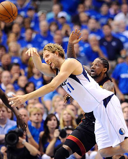 Dirk Nowitzki führt seine Dallas Mavericks zum dritten Sieg in der Best-of-Seven Serie. Die Mavs führen damit mit 3:2 gegen die Miami Heat.