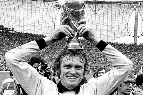 Der Sieg auf dem "heiligen Rasen" (hier Sepp Maier) bedeutete den zweiten Fußball-Weltmeisterschafts-Titel für Deutschland.