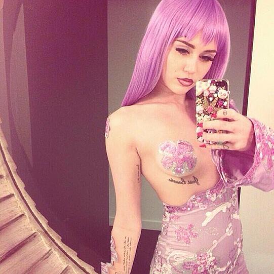 Miley hat ein freizügiges Kostüm gefunden. Sie hat ein Busen-frei-Outfit der Rapperin Lil Kim kopiert.