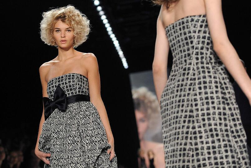 GNTM-Gewinnerin Luisa Hartema präsentiert ein Kleid des Labels Minx.