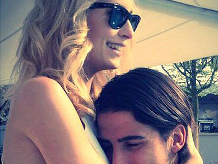 Lena Gercke und Sami Khedira in inniger Umarmung