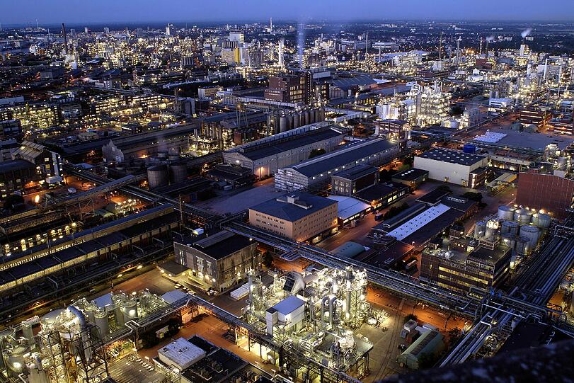 BASF möchte sparen und dafür eventuell Stellen streichen. Das könnte auch das Werk in Ludwigshafen betreffen.