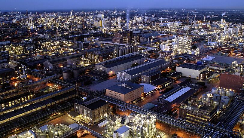 BASF möchte sparen und dafür eventuell Stellen streichen. Das könnte auch das Werk in Ludwigshafen betreffen. BASF möchte sparen und dafür eventuell Stellen streichen. Das könnte auch das Werk in Ludwigshafen betreffen.