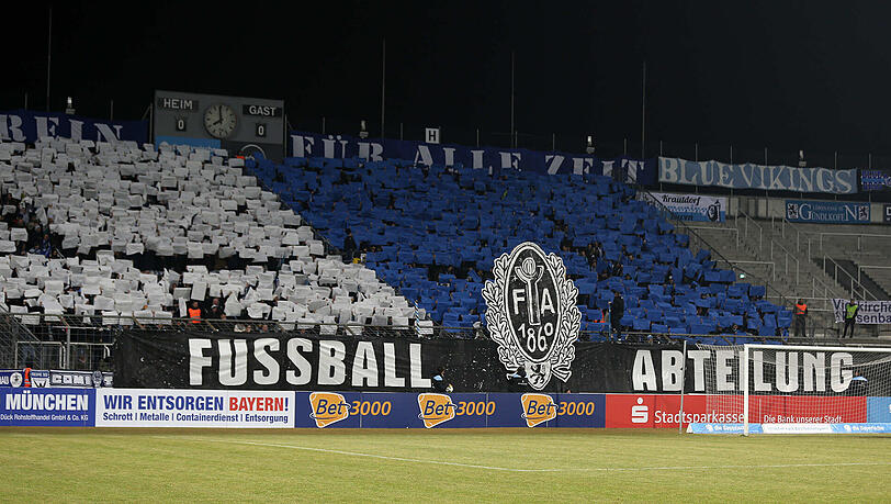 Die Löwen-Fans im Grünwalder Stadion mit ihrer Choreo vor dem Anpfiff gegen Buchbach. Die Löwen-Fans im Grünwalder Stadion mit ihrer Choreo vor dem Anpfiff gegen Buchbach.