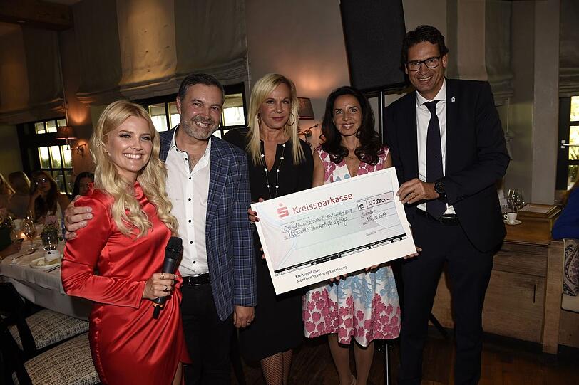 Jennifer Knäble, Birgit Fischer-Höper, Pedro da Silva, Clarissa Käfer, Adrian Köstler und ein Scheck über 23.500 Euro für die McDonald's Kinderhilfe Stiftung