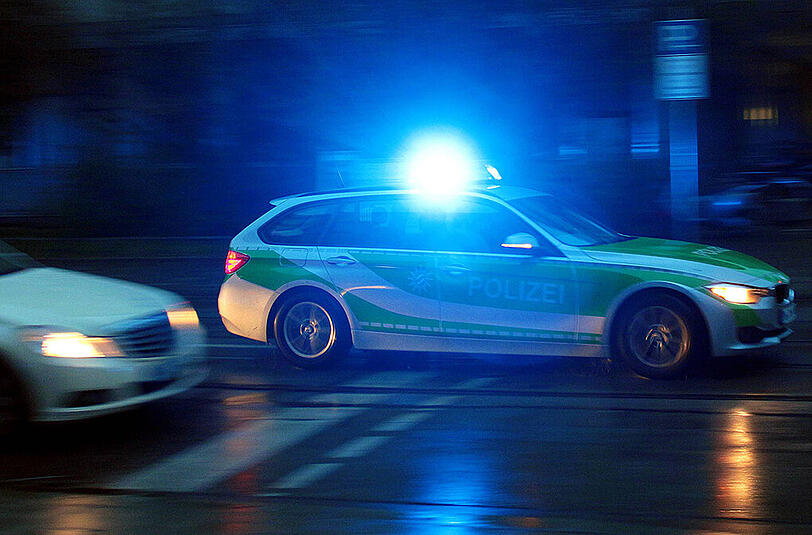 Ein Polizeiauto im Einsatz wurde von einer Rentnerin gerammt. (Symbolbild)