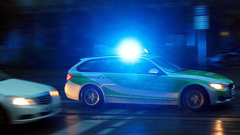 Ein Polizeiauto im Einsatz wurde von einer Rentnerin gerammt. (Symbolbild) Ein Polizeiauto im Einsatz wurde von einer Rentnerin gerammt. (Symbolbild)
