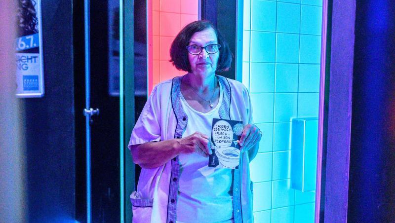 Helga Bauermann, Toilettenfrau, steht mit ihrem Buch in der Toilette der Disco "Stars" in Straubing. Foto: Armin Weigel Helga Bauermann, Toilettenfrau, steht mit ihrem Buch in der Toilette der Disco "Stars" in Straubing. Foto: Armin Weigel