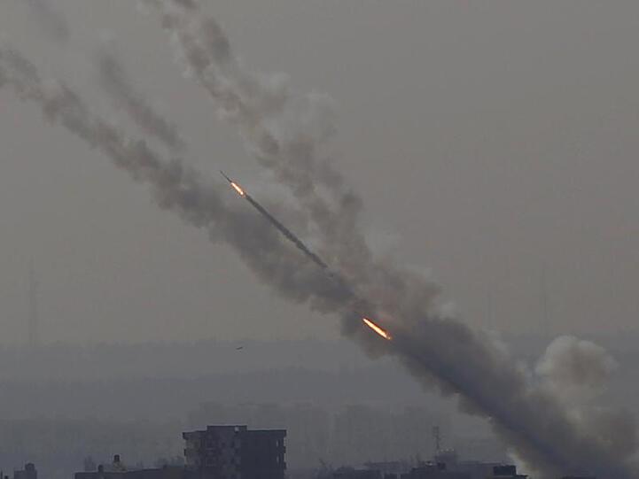 Raketen werden vom Gazastreifen Richtung Israel gefeuert.