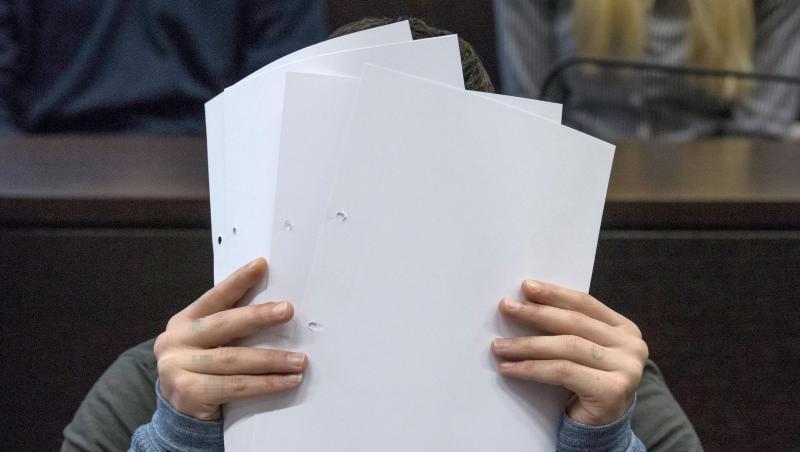 Mit Zetteln verdeckt Ali B. beim Betreten des Gerichtssaals sein Gesicht vor den Kameras der Journalisten. Mit Zetteln verdeckt Ali B. beim Betreten des Gerichtssaals sein Gesicht vor den Kameras der Journalisten.