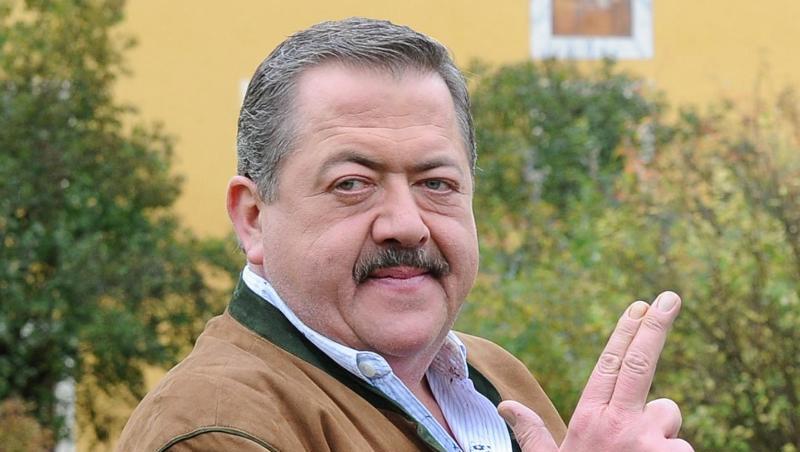 Schauspieler Joseph Hannesschläger gestikuliert während einer Drehpause zum ZDF-Krimi "Die Rosenheim-Cops" im Kloster Reisach.