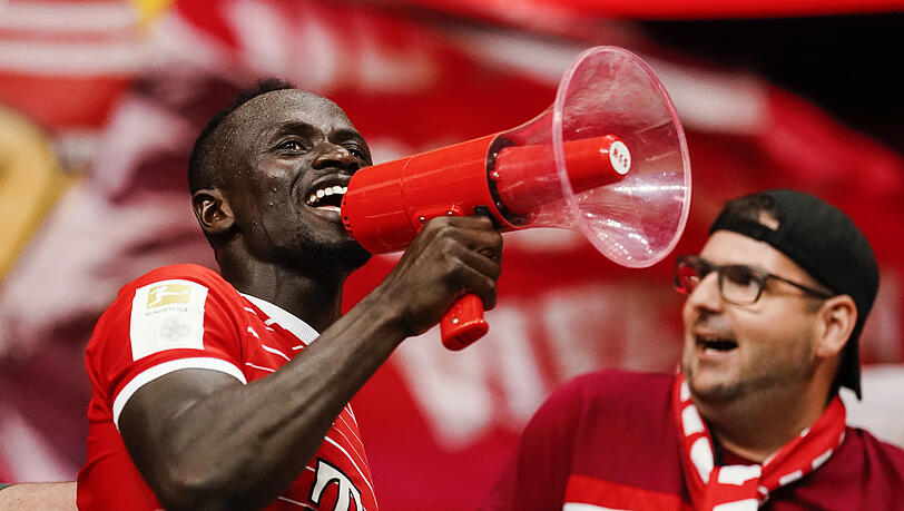 Mehr Ehre geht nicht: Nach dem famosen Auftakt wurde Sadio Mané von den Fans auf den Zaun gebeten. Kein Wunder: Innerhalb weniger Wochen beim FC Bayern ist der Senegalese zum Publikumsliebling aufgestiegen.
