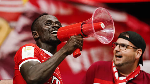 Mehr Ehre geht nicht: Nach dem famosen Auftakt wurde Sadio Mané von den Fans auf den Zaun gebeten. Kein Wunder: Innerhalb weniger Wochen beim FC Bayern ist der Senegalese zum Publikumsliebling aufgestiegen.