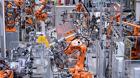 Roboter von ABB arbeiten bei MAN Truck & Bus an Seitenwänden von Fahrerkabinen von Lastwagen.