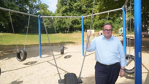 Hier gab es 2024 noch ein Dixi: Clemens Baumgärtner beim Ortstermin auf dem Spielplatz an der Fleischerstraße.