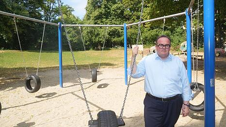 Hier gab es 2024 noch ein Dixi: Clemens Baumgärtner beim Ortstermin auf dem Spielplatz an der Fleischerstraße.