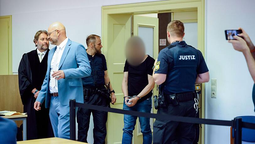 Ohne Vorwarnung schlug der Mann mit der spitzen Seite eines Schlosserhammers 13 Mal auf den Kopf der Frau ein. (Archivbild)