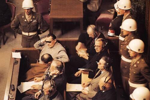 Hermann Göring (mit Sonnenbrille) gab sich auf der Anklagebank meistens sehr lässig.