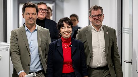 Die Spitzen von Linke, Grünen und SPD haben ihre Sondierungen zur Regierungsbildung erfolgreich abgeschlossen. Die Spitzen von Linke, Grünen und SPD haben ihre Sondierungen zur Regierungsbildung erfolgreich abgeschlossen.