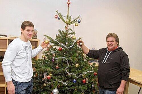 Stellt seinen Christbaum in der Kabine auf: Betreuer Kalle Schmid (r.) zusammen mit Adrian  Grygiel.