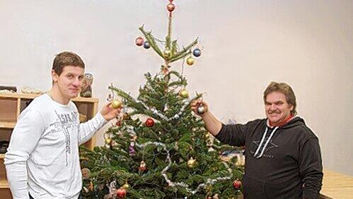 Stellt seinen Christbaum in der Kabine auf: Betreuer Kalle Schmid (r.) zusammen mit Adrian Grygiel. Stellt seinen Christbaum in der Kabine auf: Betreuer Kalle Schmid (r.) zusammen mit Adrian Grygiel.