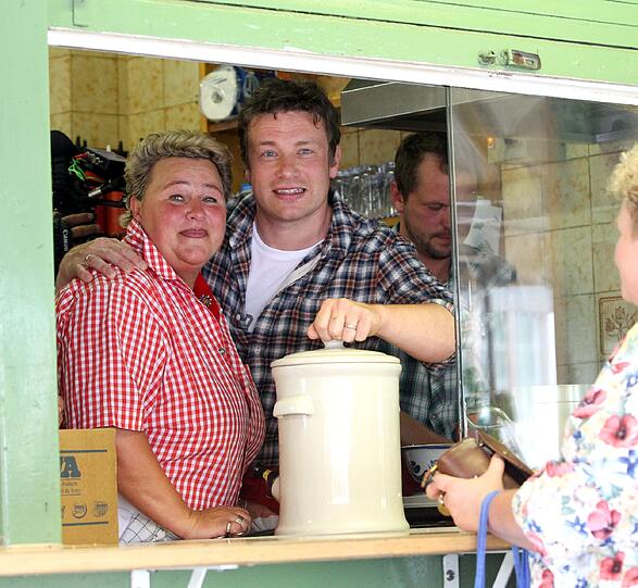 &bdquo;Do you want a Weißwurst?&ldquo; Der britische Koch-Star Jamie Oliver verkauft mit Manuela Teltschik an ihrem Standl Würste.