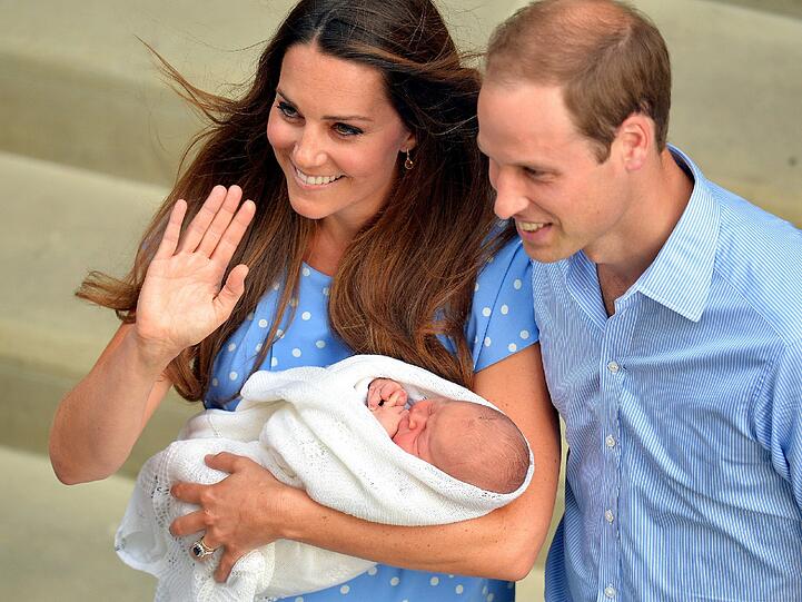Am Tag nach der Geburt zeigen William und Kate der gespannten Öffentlichkeit den kleinen Thronfolger.